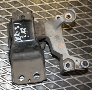 Подушка двс правая в сборе с кронштейном MR20DE Б/У оригинал.