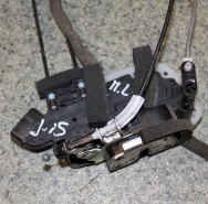 Замок двери передний левый