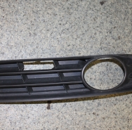 Решетка противотуманой фары правой