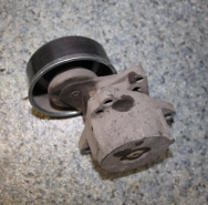 Натяжитель приводного ремня QR25DE Б/У оригинал. T31 J32R