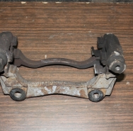 Скоба переднего тормозного суппорта 2,0